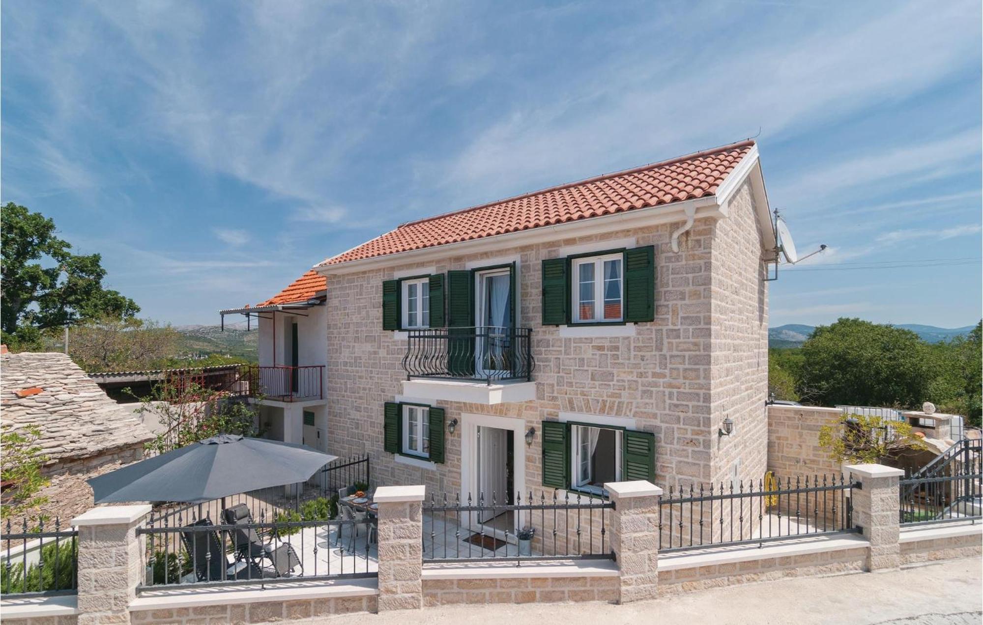 Stunning Home In Primosten With Kitchen Exterior foto